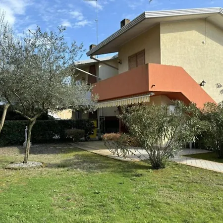 Spacious Flat With Private Garden Daire Bibione