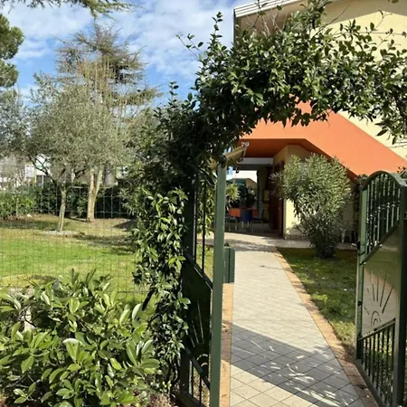 Spacious Flat With Private Garden * Бибионе